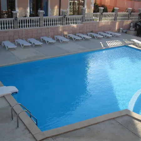 Black Sea - Breakfast, Pool & Free Parking