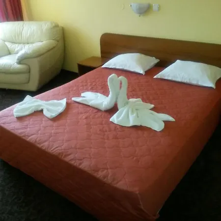 Black Sea - Breakfast, Pool & Free Parking Hotel