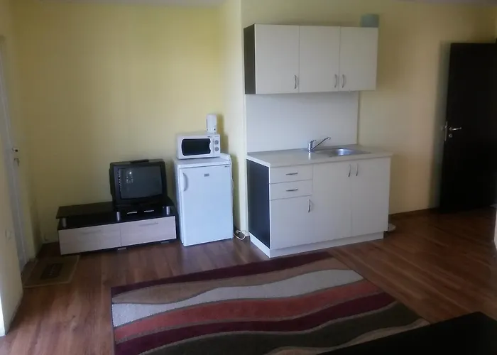 Hotel Black Sea - Breakfast, Pool & Free Parking