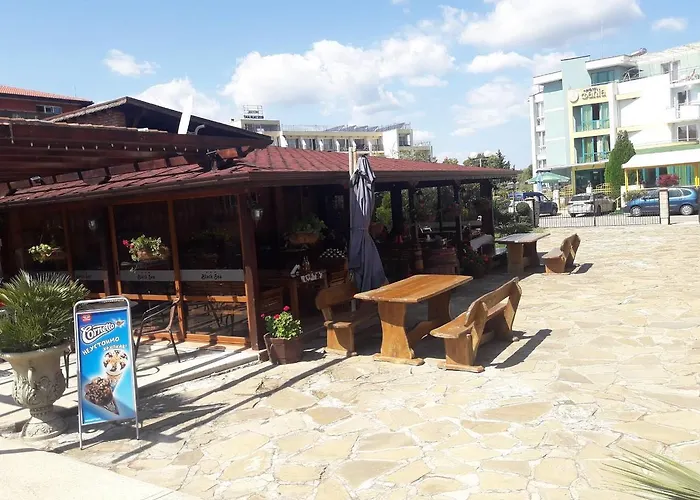 Hotel Black Sea - Breakfast, Pool & Free Parking 3*