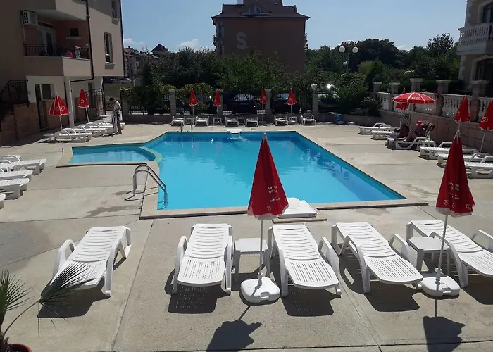 Black Sea - Breakfast, Pool & Free Parking Hotel