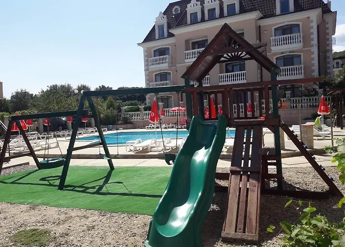 Black Sea - Breakfast, Pool & Free Parking 3*