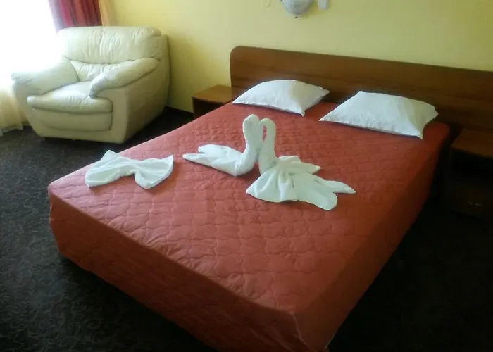 Black Sea - Breakfast, Pool & Free Parking Hotel