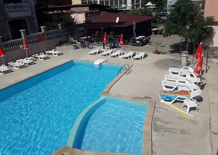Black Sea - Breakfast, Pool & Free Parking Hotel